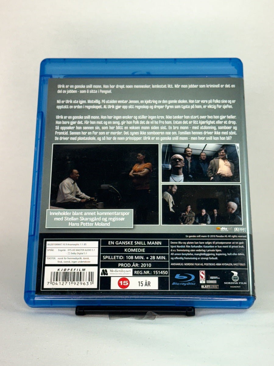Bakside av Blu-ray-cover til filmen En ganske snill mann – brukt Blu-ray filmutgivelse tilgjengelig hos Brukbar Film