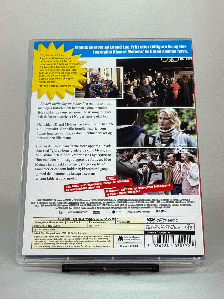 Bakside av DVD-cover til En helt vanlig dag på jobben – norsk satirisk film om presse, makt og moral, komplett brukt DVD-utgave fra Brukbar Film.