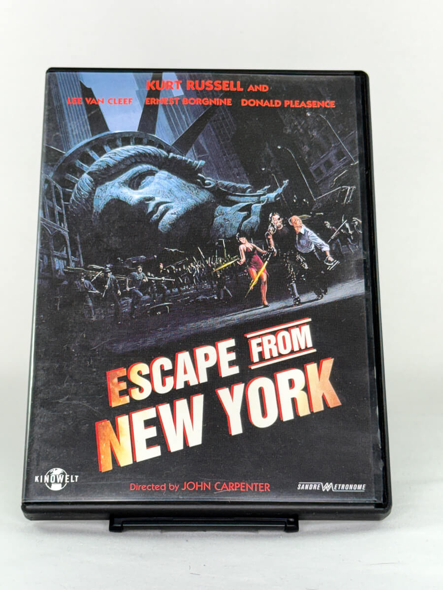 Forside av DVD-cover til Escape from New York – John Carpenters kultklassiker med Kurt Russell som antihelten Snake Plissken, tilgjengelig hos Brukbar Film.