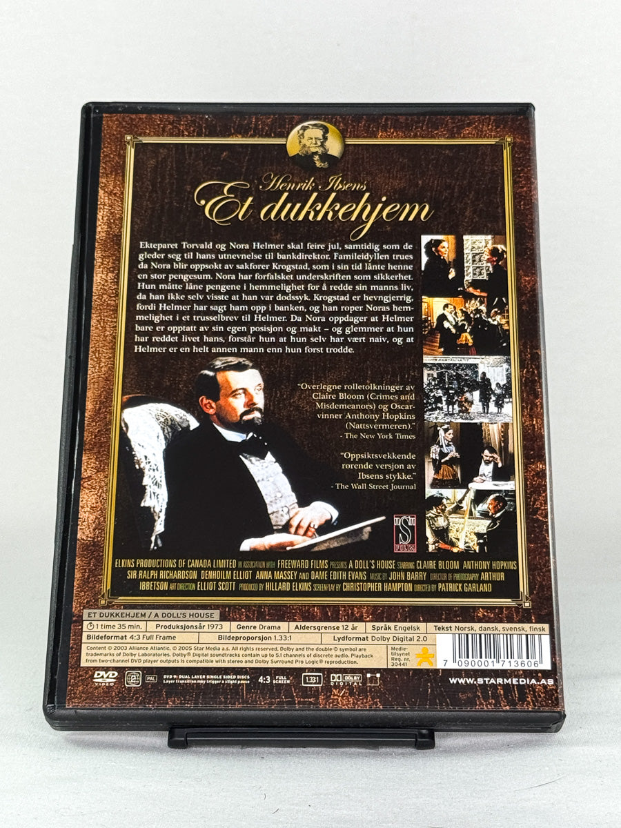 Bakside av DVD-cover til Et dukkehjem – brukt DVD, bakside med produksjonsinfo, tilgjengelig hos Brukbar Film