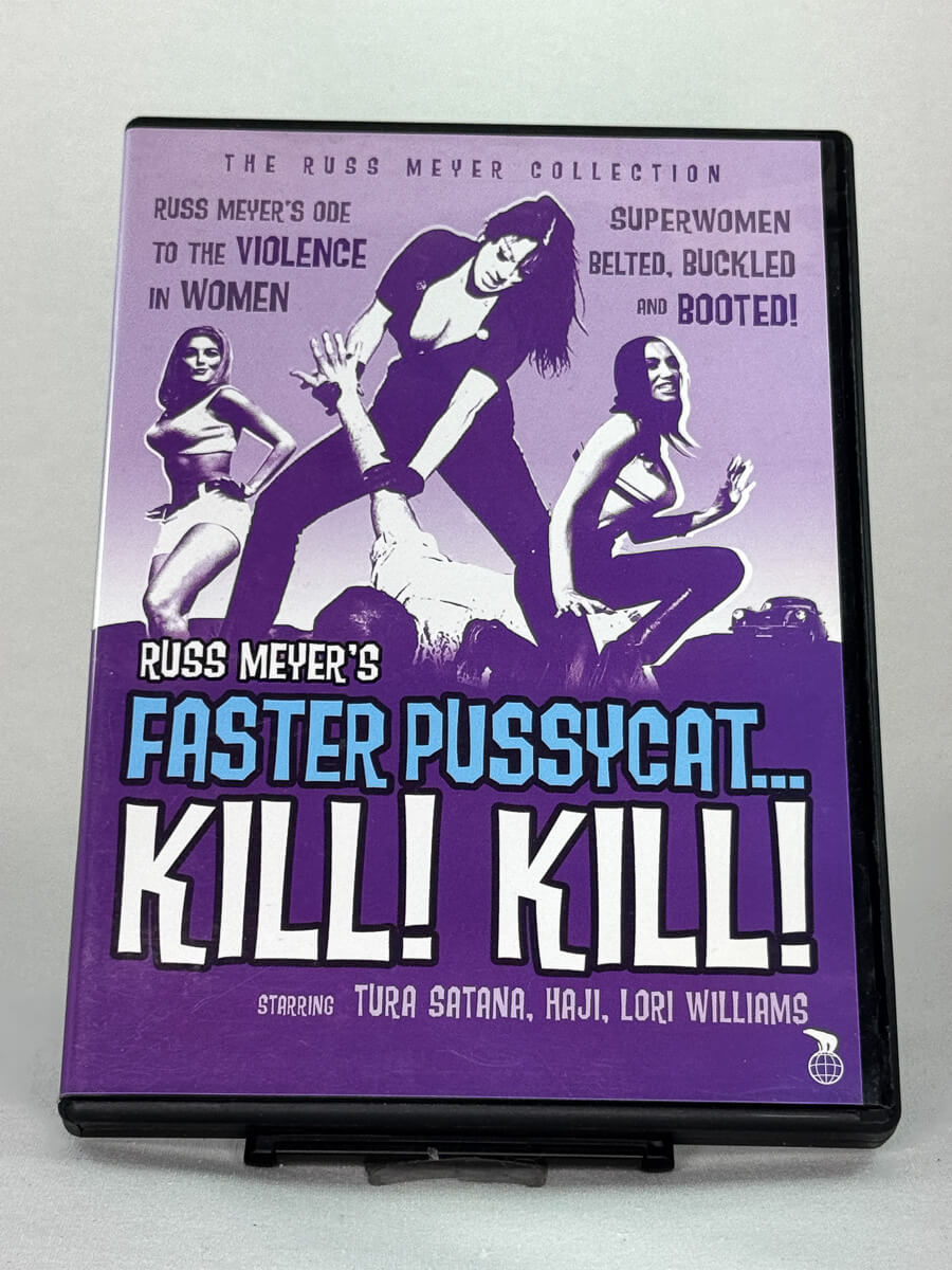 Forside av DVD-cover til Faster Pussycat! Kill! Kill! – Russ Meyers kultklassiker med Tura Satana, brukt DVD hos Brukbar Film.