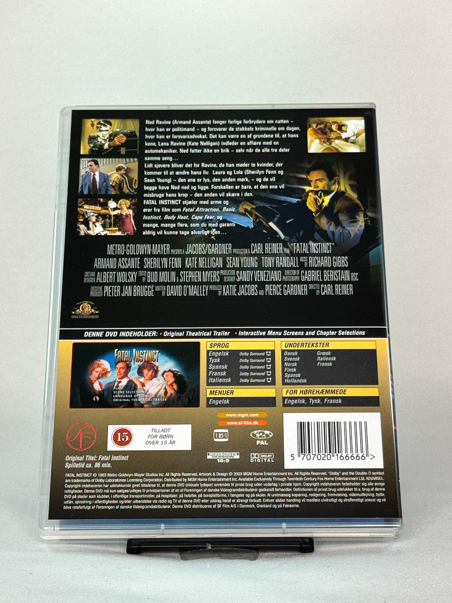 Bakside av DVD-cover for Fatal Instinct – brukt DVD med humoristisk thrillerparodi fra MGM, original filmutgivelse tilgjengelig hos Brukbar Film