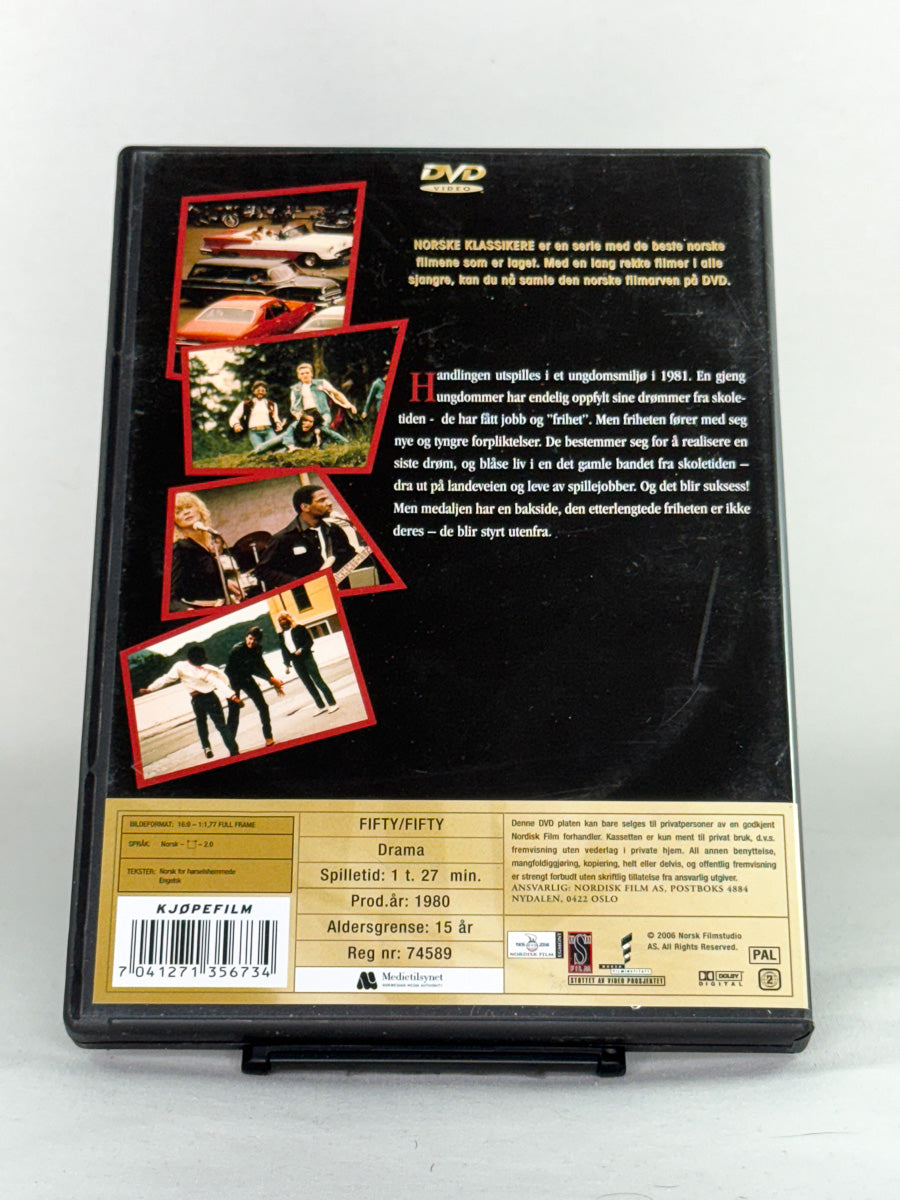 DVD-bakside til filmen Fifty Fifty
Baksiden viser info, spesifikasjoner og eventuell ekstratekst – produktbilde fra nettbutikken Brukbar Film