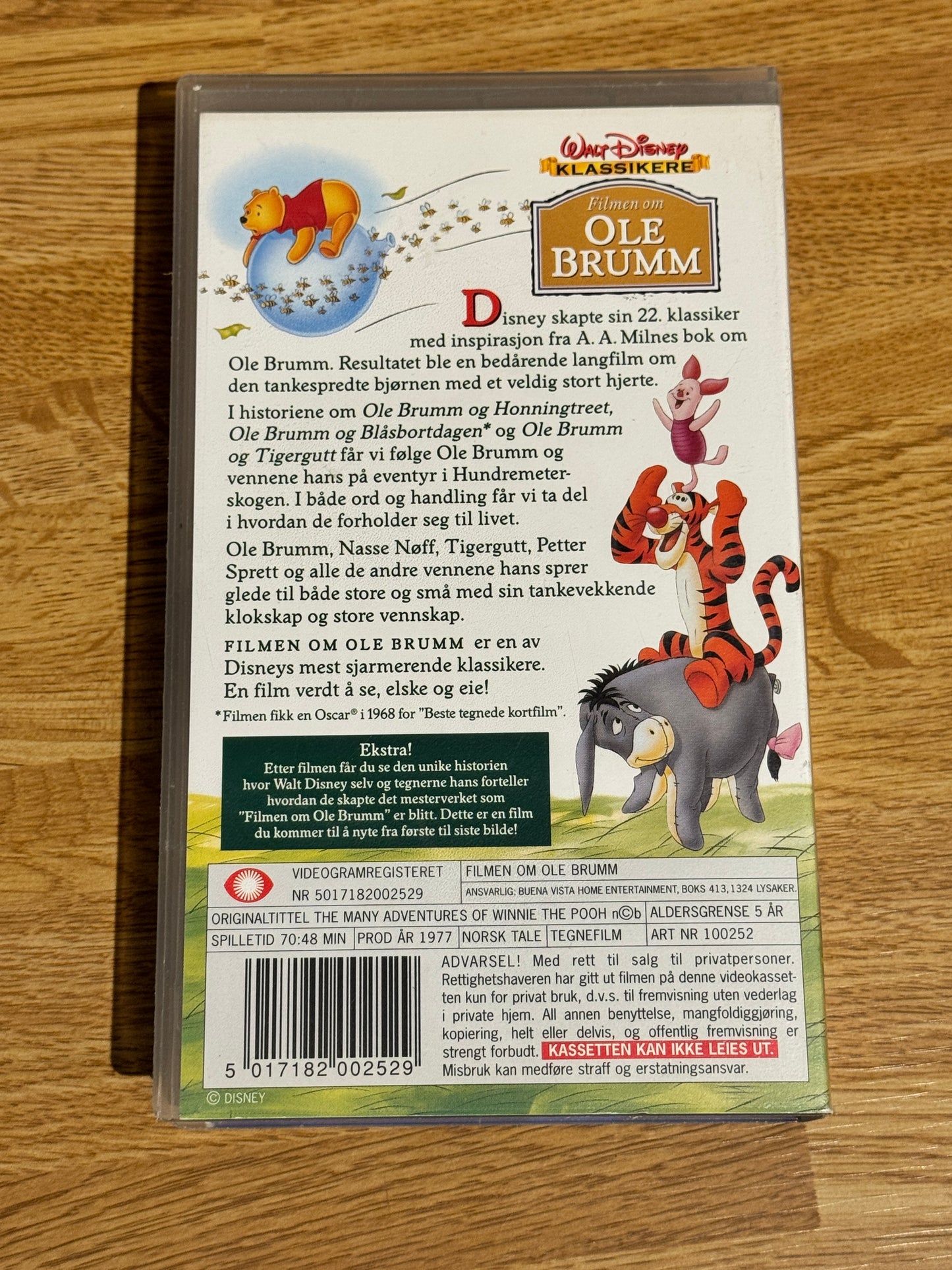 Bakside av cover til Filmen om Ole Brumm, norsk VHS-utgivelse