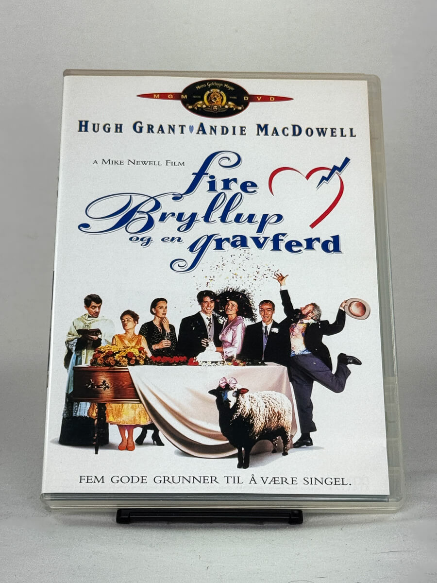 DVD-cover-forside til filmen Fire bryllup og en gravferd (Four Weddings and a Funeral) – Brukt DVD fra nettbutikken Brukbar Film