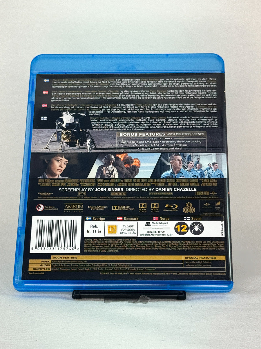Bakside av Blu-ray-cover til First Man – brukt originalfilm regissert av Damien Chazelle, tilgjengelig hos Brukbar Film