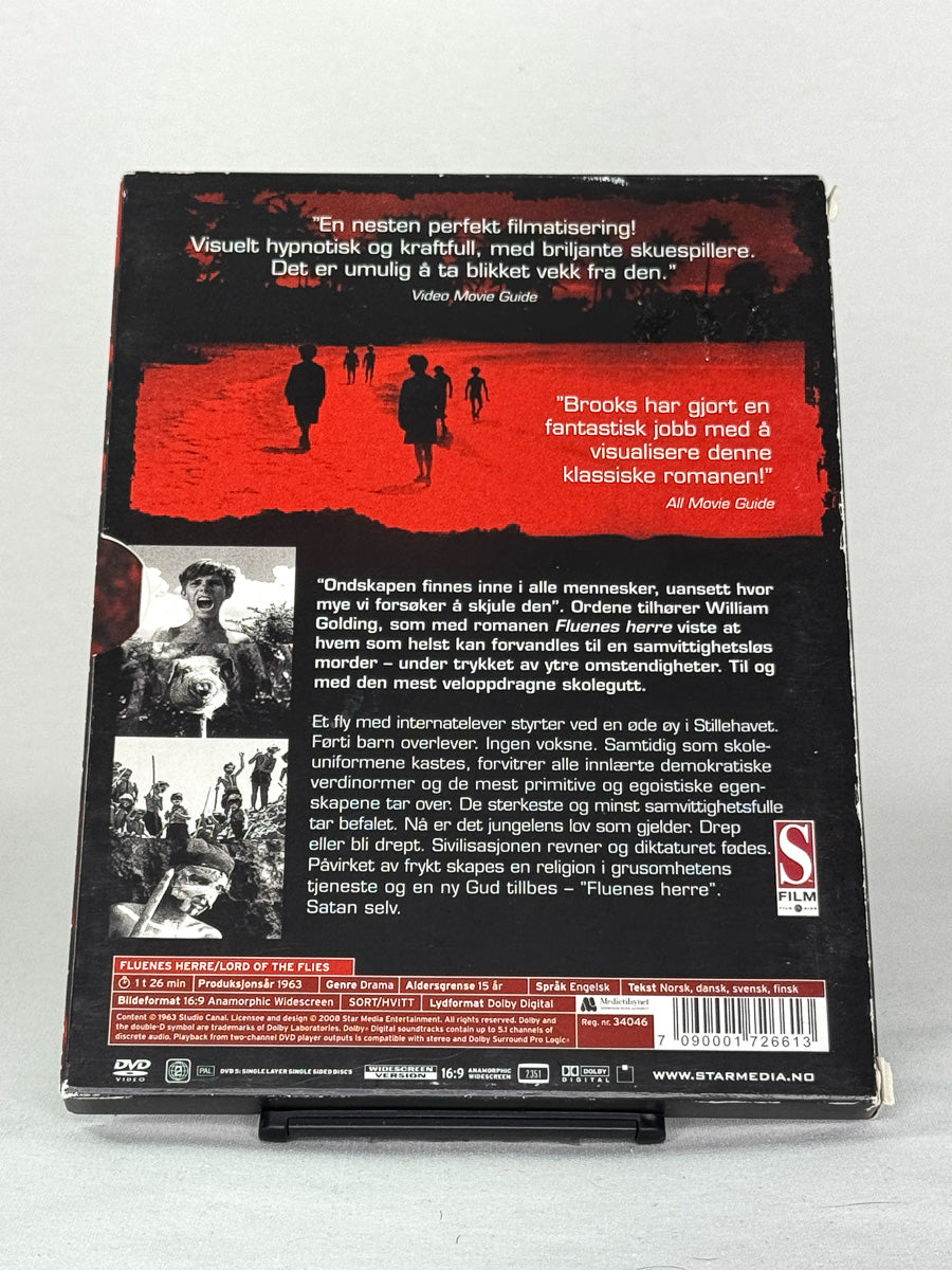 DVD-bakside til filmen Fluenes Herre
Baksiden viser info, spesifikasjoner og eventuell ekstratekst – produktbilde fra nettbutikken Brukbar Film