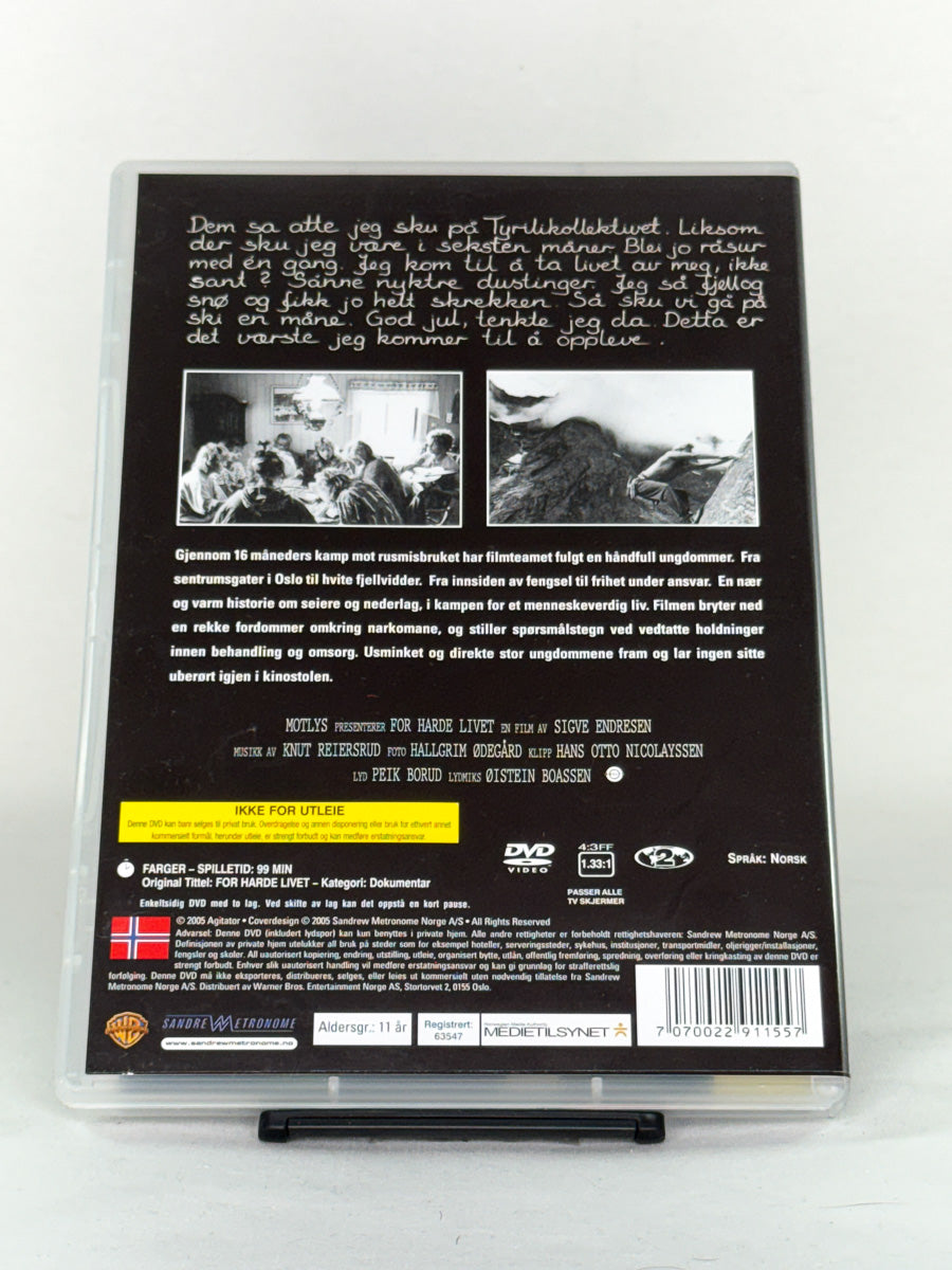 DVD-bakside til filmen For harde livet
Baksiden viser info, spesifikasjoner og eventuell ekstratekst – produktbilde fra nettbutikken Brukbar Film
