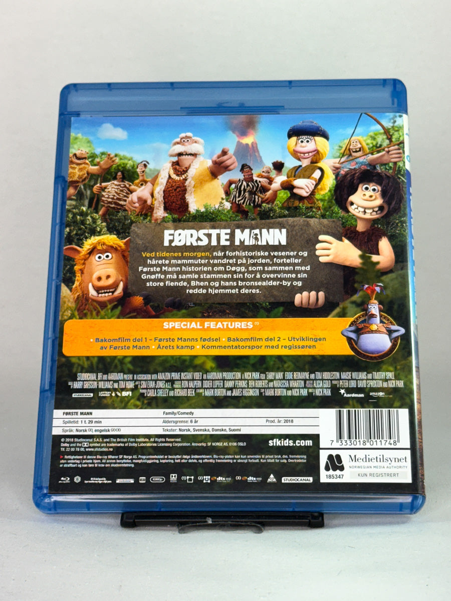 Bakside av Blu-ray-cover til Første mann – morsom og kreativ familiefilm fra Aardman Animations, Blu-ray hos Brukbar Film.