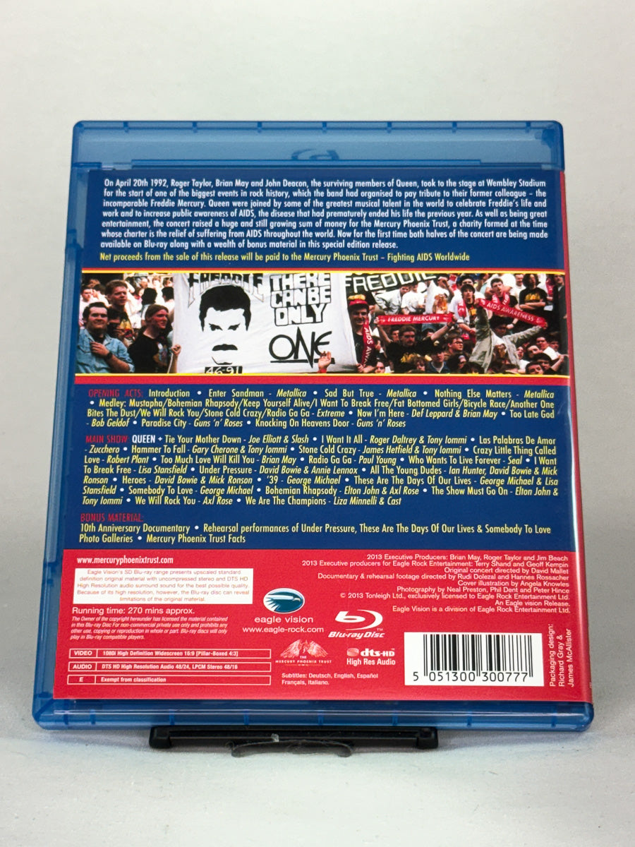 Bakside av Blu-ray-cover til The Freddie Mercury Tribute Concert – viser artistliste, låter og konsertinformasjon fra Wembley 1992, brukt Blu-ray fra Brukbar Film.
