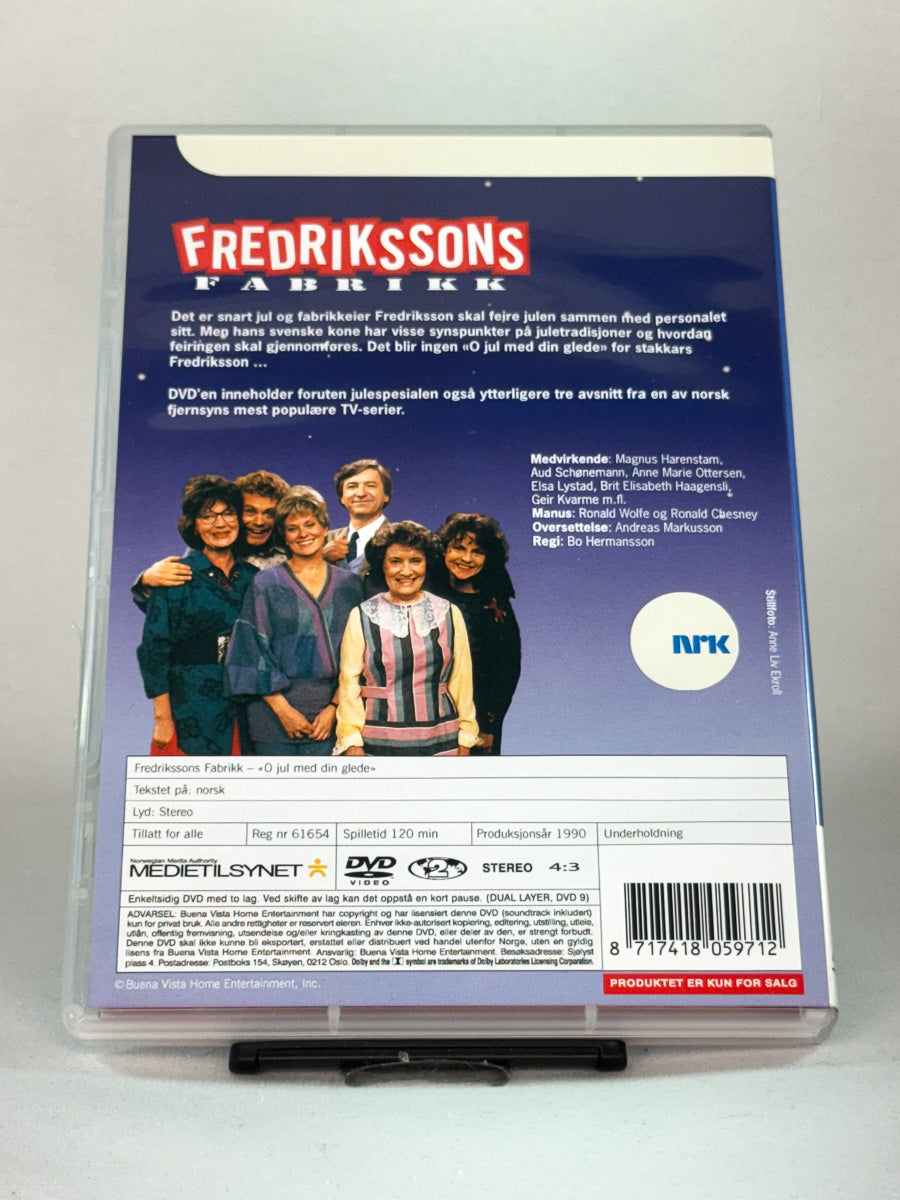 Bakside av DVD-cover for Fredrikssons Fabrikk – O jul med din glede – juleepisoder fra folkekjær TV-serie hos Brukbar Film