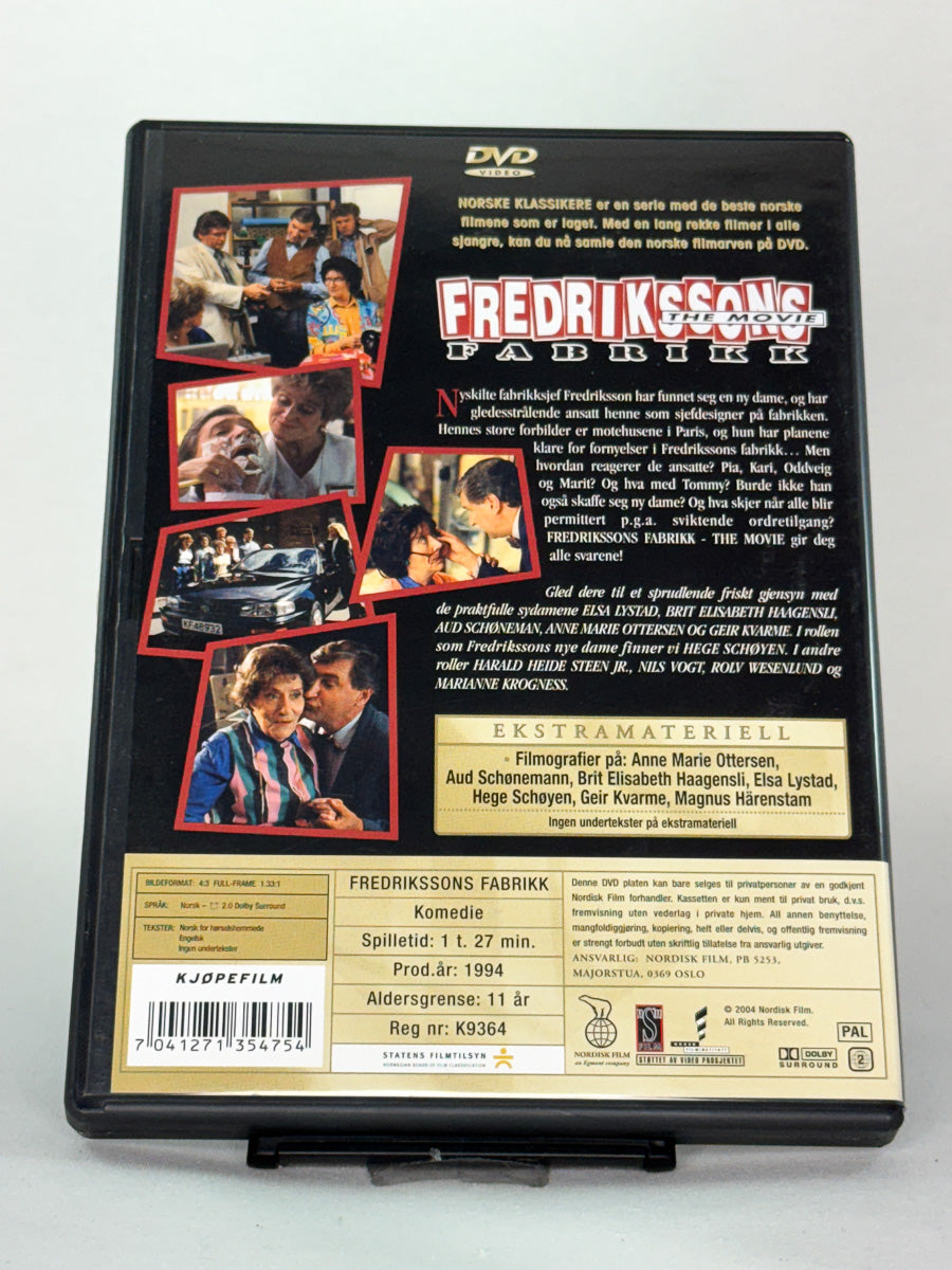 DVD-bakside til filmen Fredrikssons Fabrikk – The Movie
Baksiden viser info, spesifikasjoner og eventuell ekstratekst – produktbilde fra nettbutikken Brukbar Film