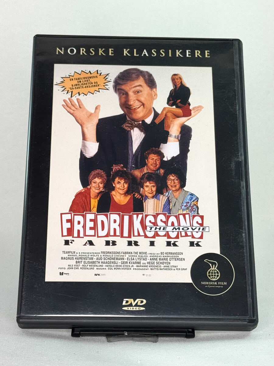 DVD-forside til filmen Fredrikssons Fabrikk – The Movie
Originalt cover brukt for produktbilde i nettbutikken Brukbar Film