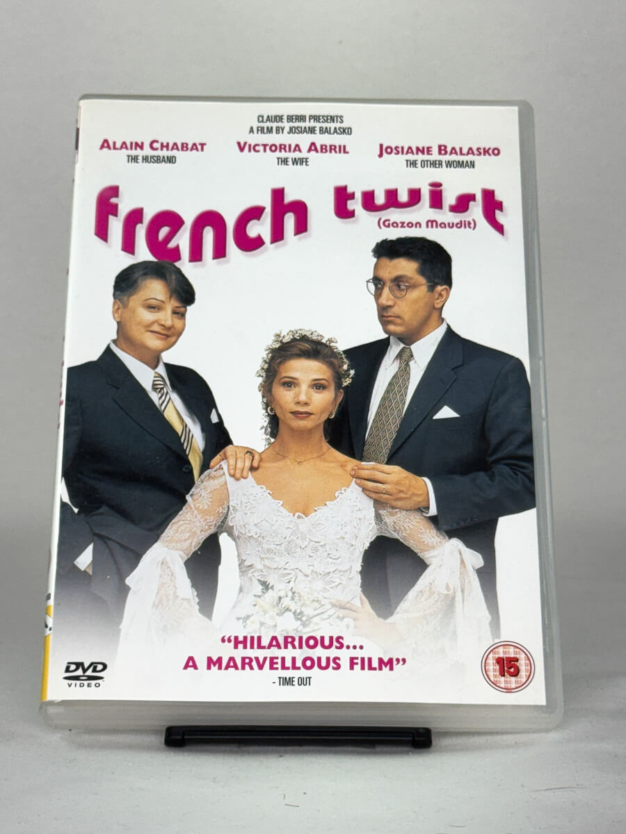 Forside av DVD-cover til French Twist (originaltittel: Gazon Maudit) – fransk romantisk komedie med Josiane Balasko, Alain Chabat og Victoria Abril, hos Brukbar Film.