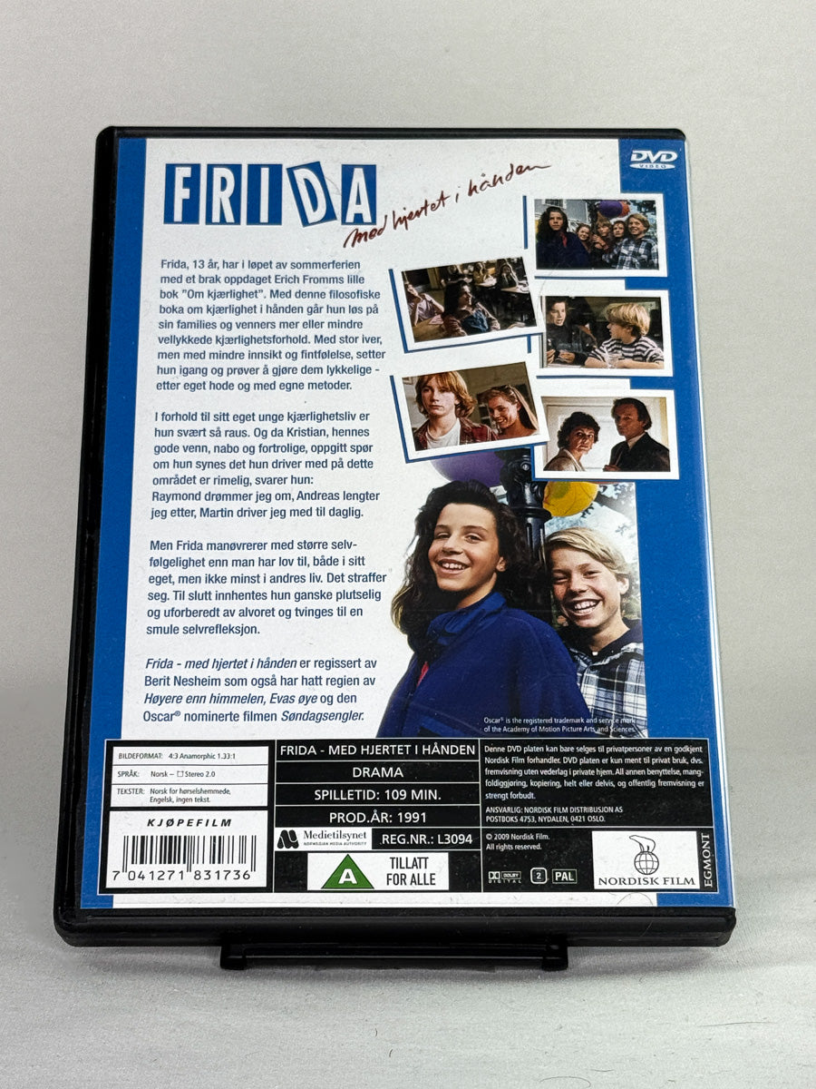DVD-bakside til filmen Frida – med hjertet i hånden
Baksiden viser info, spesifikasjoner og eventuell ekstratekst – produktbilde fra nettbutikken Brukbar Film