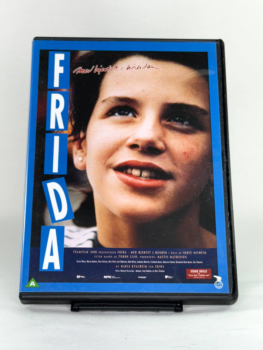 DVD-forside til filmen Frida – med hjertet i hånden
Originalt cover brukt for produktbilde i nettbutikken Brukbar Film