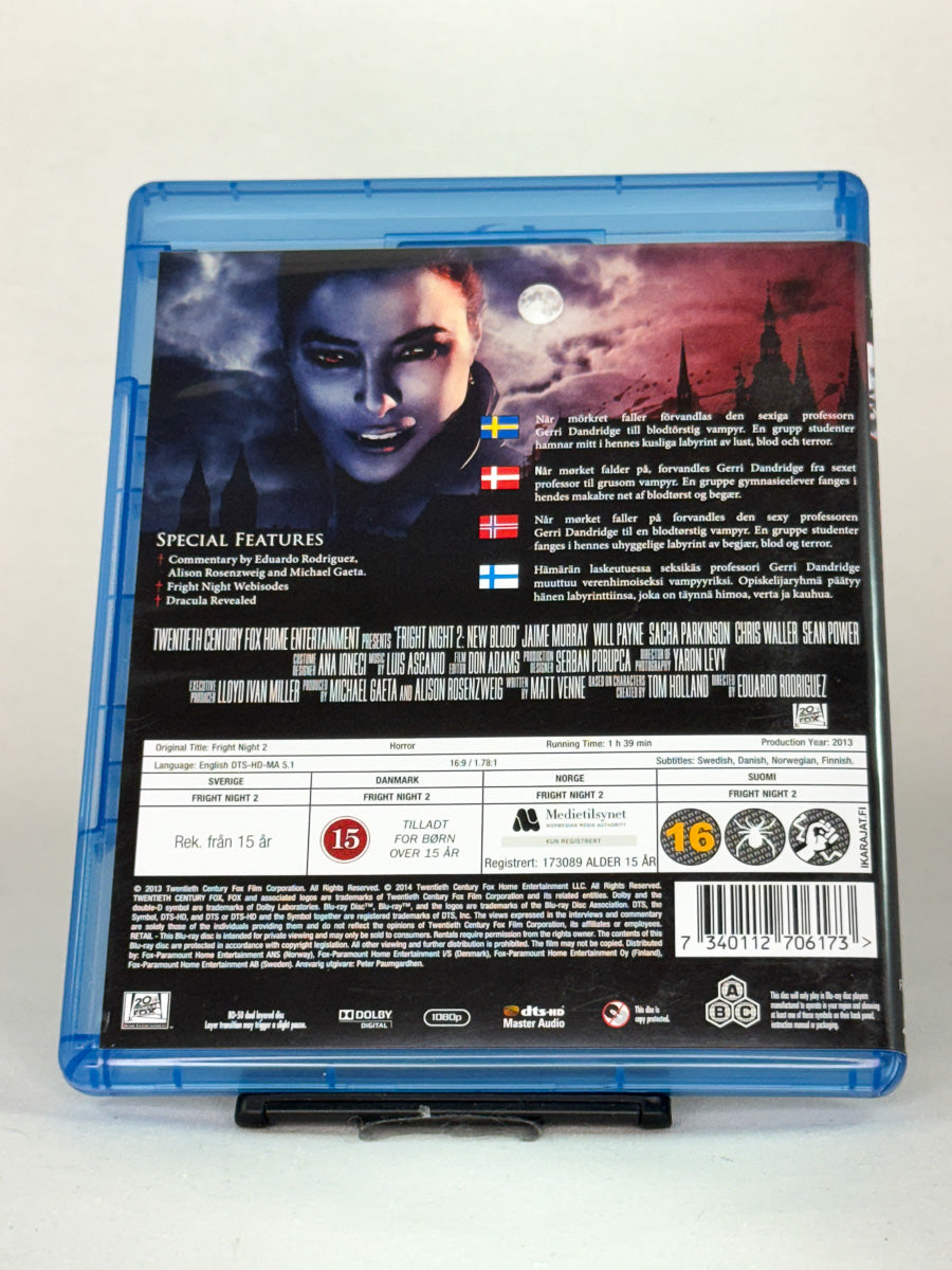 Bakside av Blu-ray-cover til Fright Night 2: New Blood – moderne skrekk med mørk humor og klassisk vampyrtema, Blu-ray hos Brukbar Film.