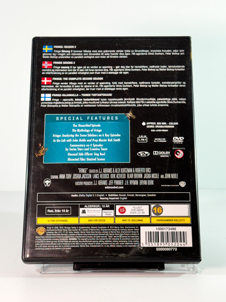Bakside av cover til Fringe – The Complete Second Season, bruktfilm på DVD hos Brukbar Film