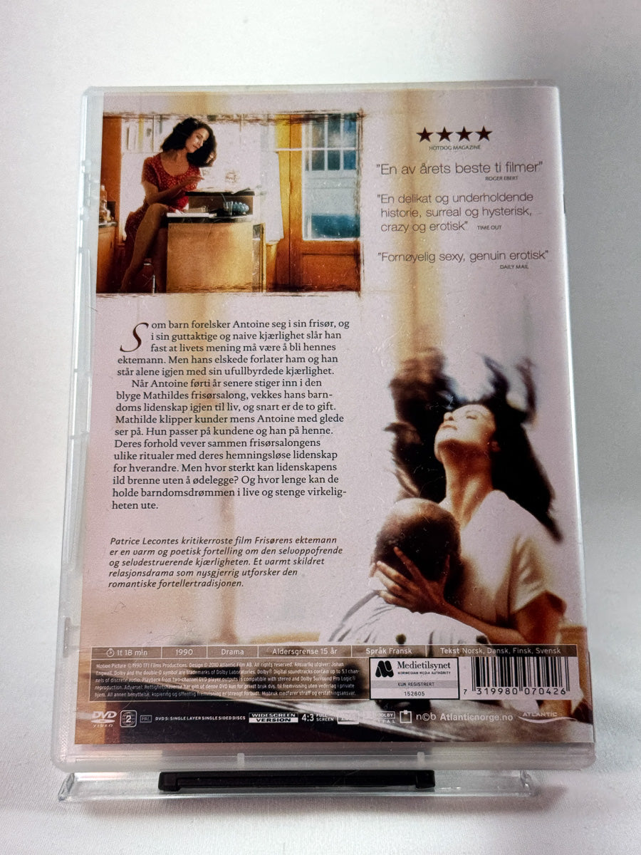 Bakside av DVD-cover til Frisørens ektemann med prisnominasjoner og teknisk info; brukt fransk drama på DVD hos Brukbar Film