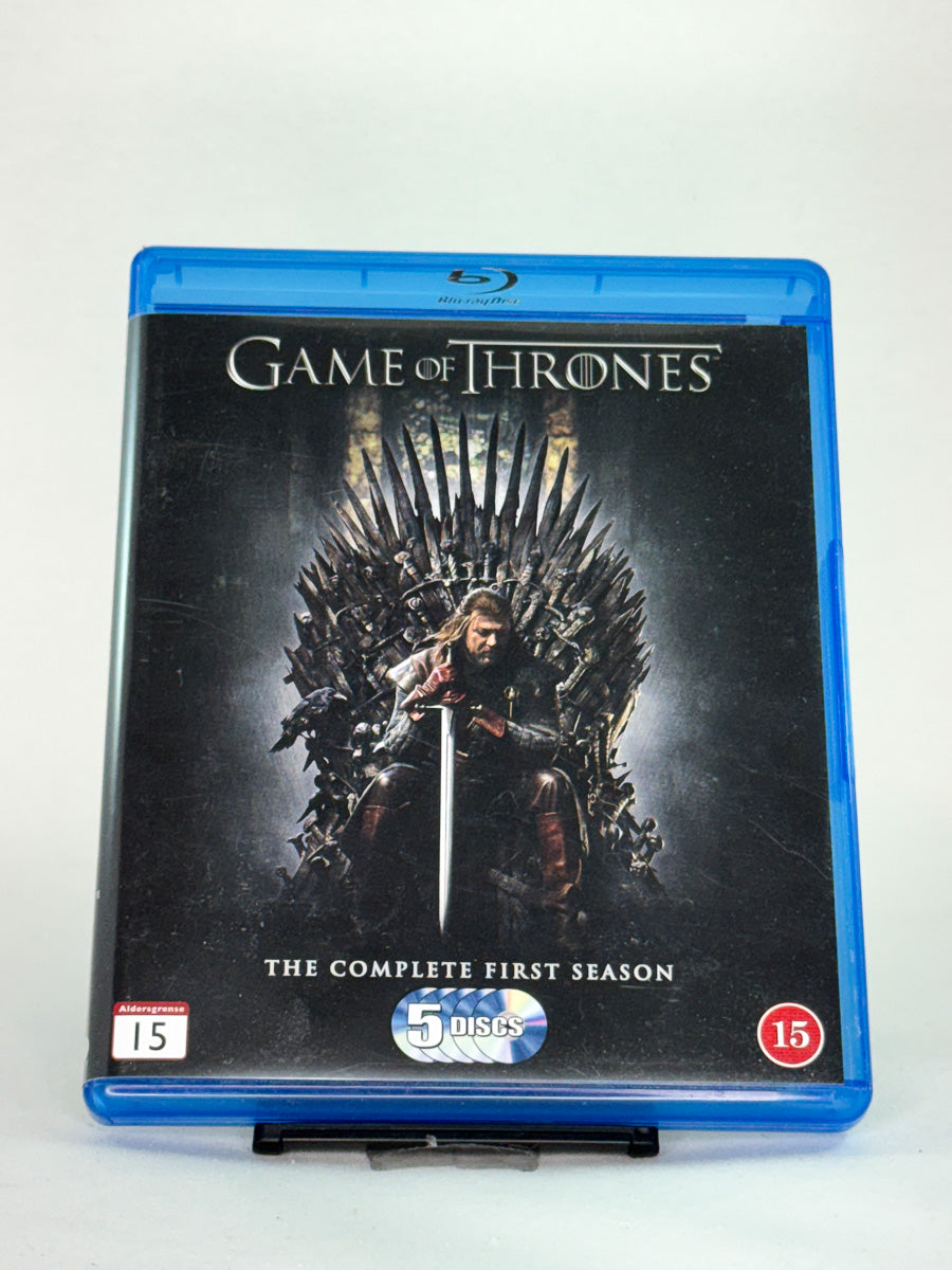 Forside av Blu-ray-cover til Game of Thrones – Sesong 1 – starten på HBOs episke fantasyserie, brukt Blu-ray hos Brukbar Film