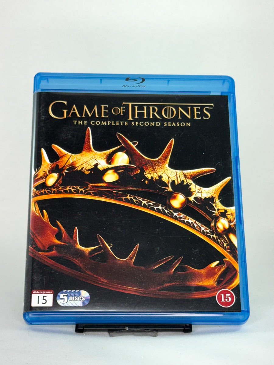 Forside av Blu-raycover til Game of Thrones – Sesong 2 – fortsettelsen av HBOs storserie, brukt Blu-ray hos Brukbar Film