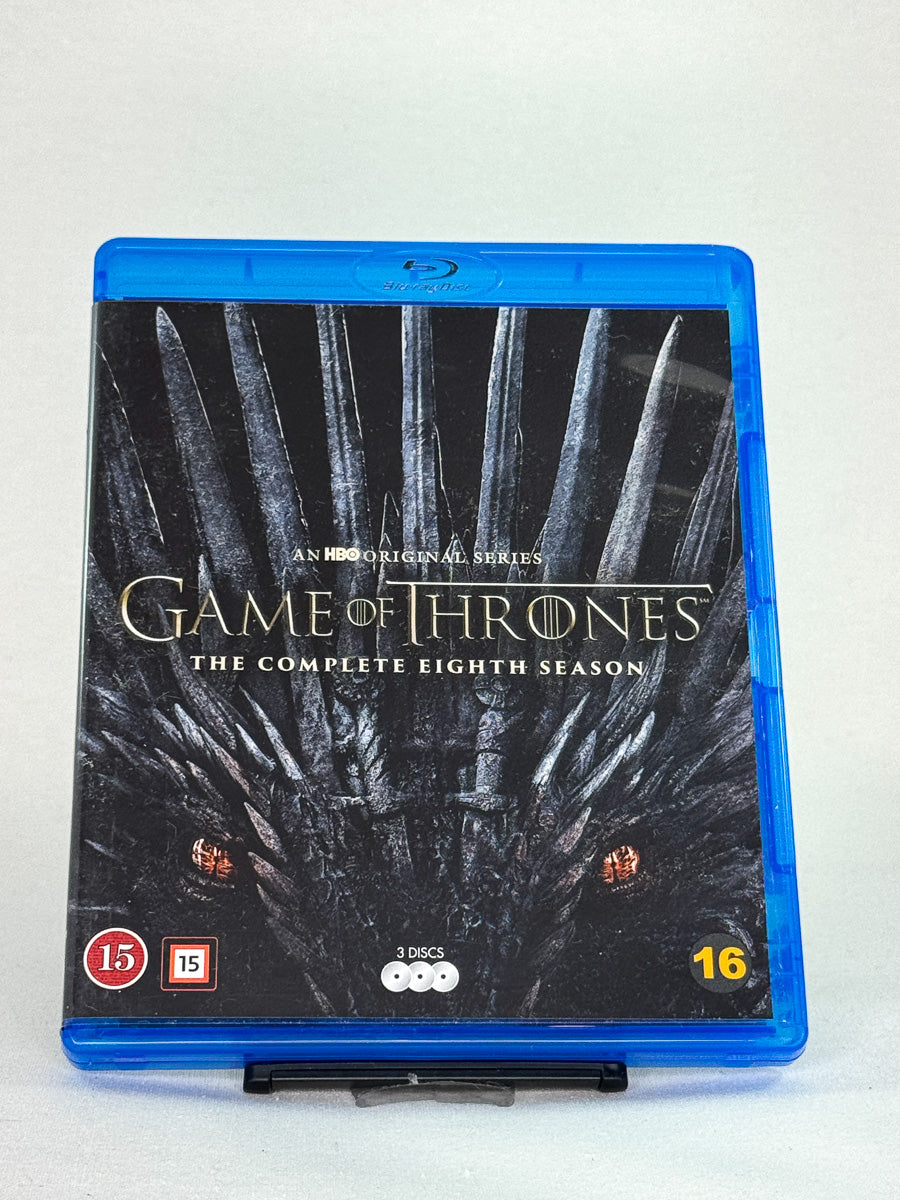 Forside av Blu-raycover til Game of Thrones – Sesong 8 – den avsluttende sesongen av HBOs fantasyepos, brukt Blu-ray hos Brukbar Film