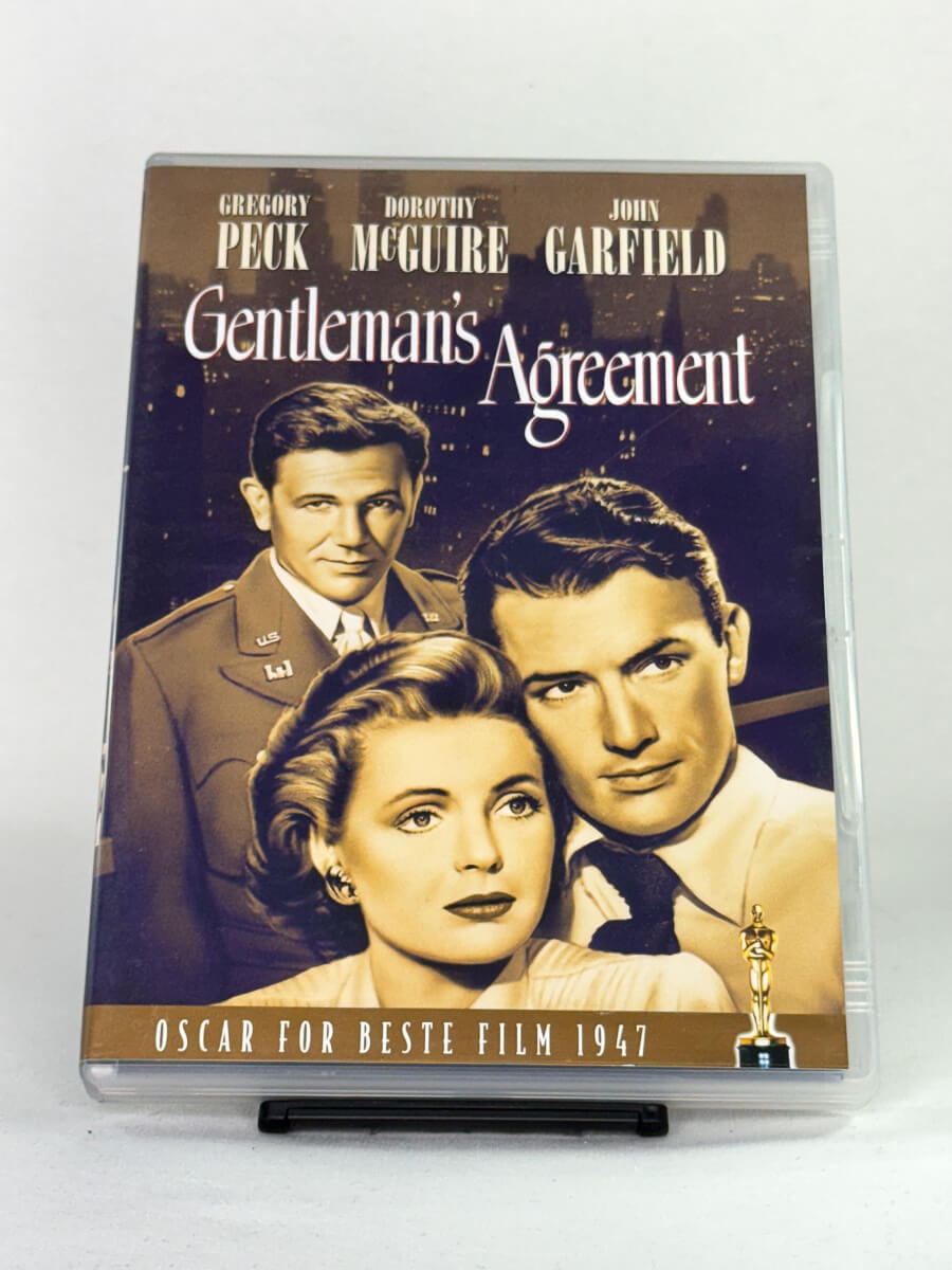 Forside av DVD-cover til Gentleman’s Agreement – Oscar-vinnende drama fra 1947 med Gregory Peck og Dorothy McGuire, regissert av Elia Kazan, tilgjengelig hos Brukbar Film.