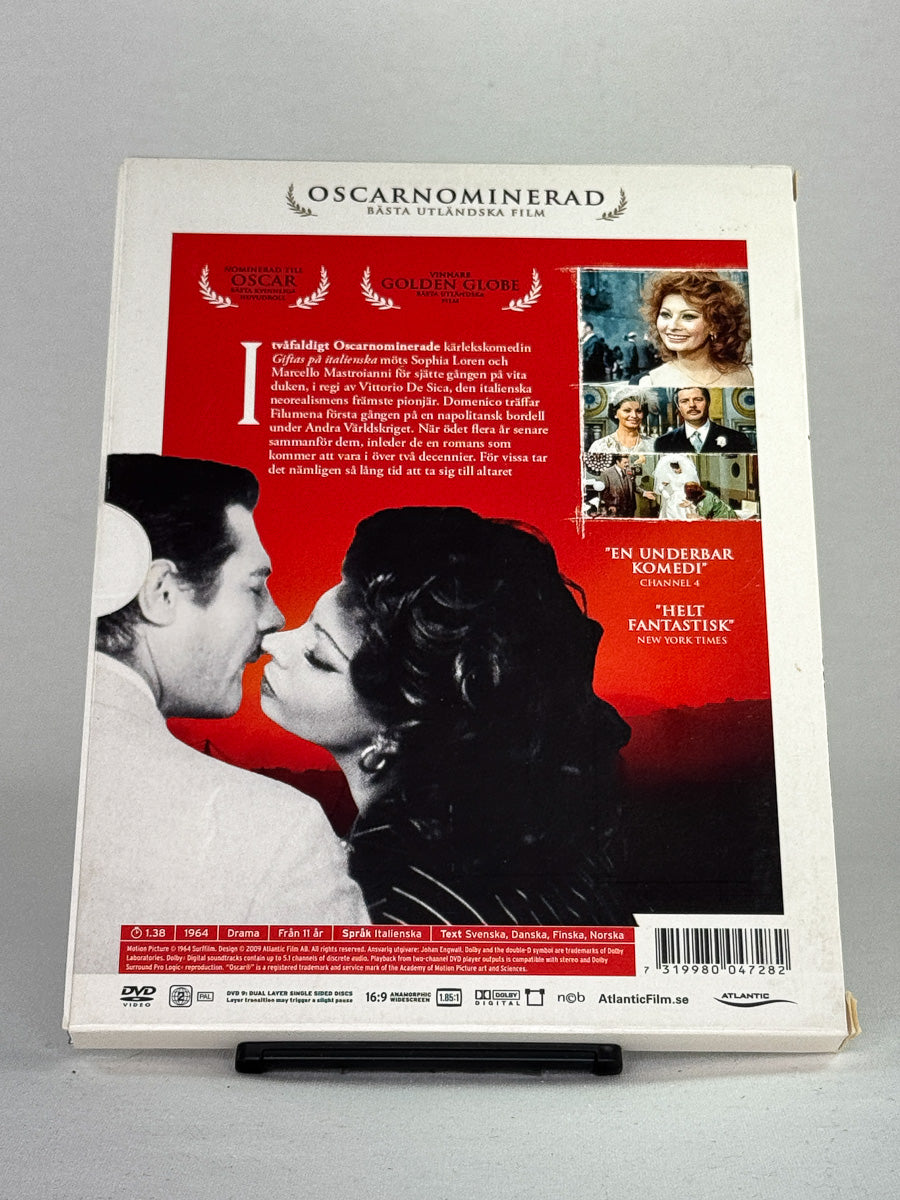 Bakside av Giftas på italienska – Oscar-nominert klassiker og en av Italias mest sjarmerende filmperler, brukt DVD fra Brukbar Film.