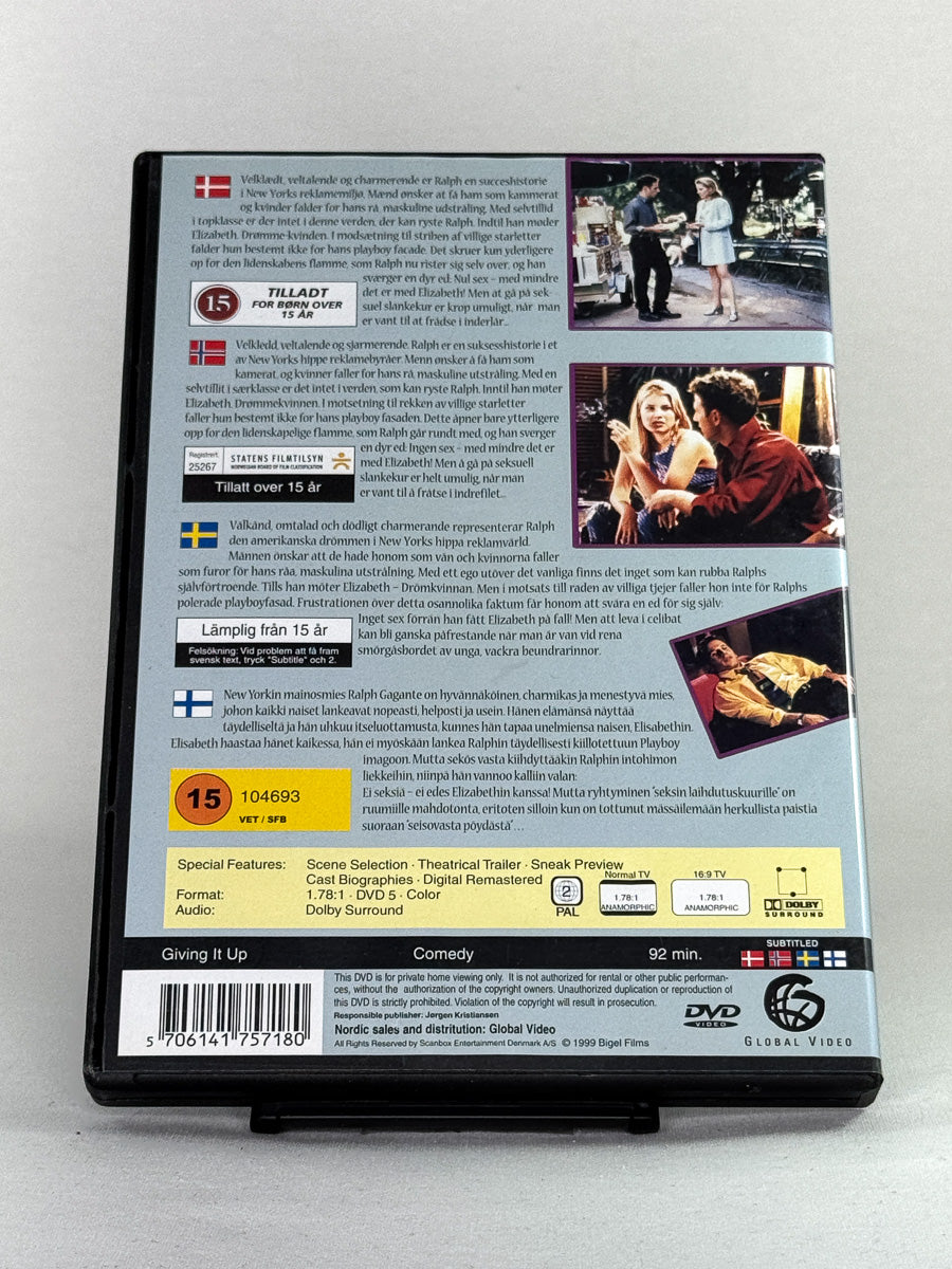 Bakside av DVD-cover til Giving It Up – lettbeint komedie om kjærlighet og forviklinger med Ali Larter og Mark Feuerstein – brukt originalfilm på DVD hos Brukbar Film.