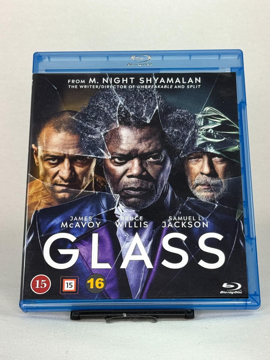 Forside av Blu-ray-cover til Glass – oppfølger til Unbreakable og Split, regissert av M. Night Shyamalan med James McAvoy, Bruce Willis og Samuel L. Jackson, brukt film hos Brukbar Film.