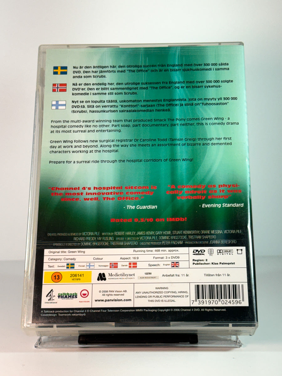 Bakside av cover til Green Wing – Sesong 1, brukt original DVD hos Brukbar Film