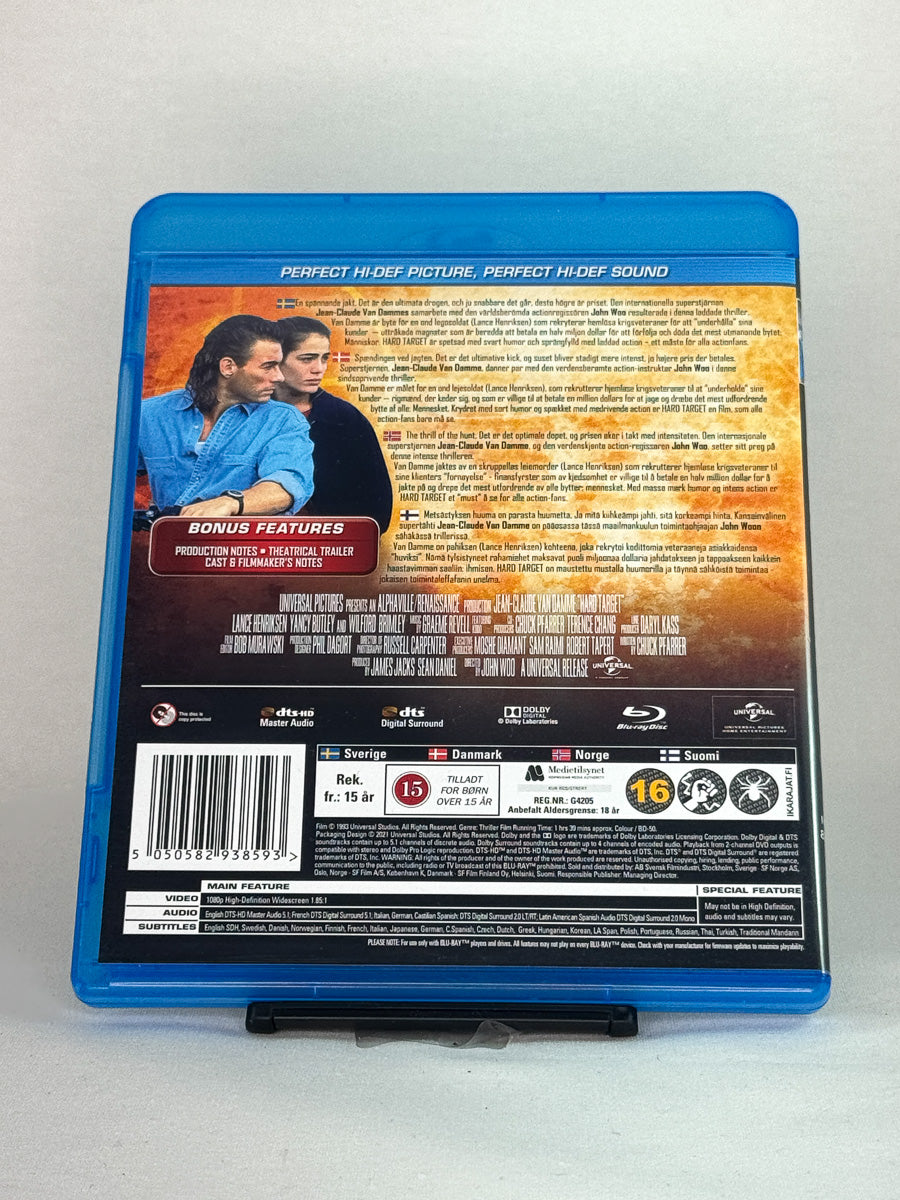 Bakside av Blu-ray-cover til Hard Target – klassisk 90-tallsaction der menneskejakt blir dødens lek, brukt Blu-ray-utgave tilgjengelig hos Brukbar Film.
