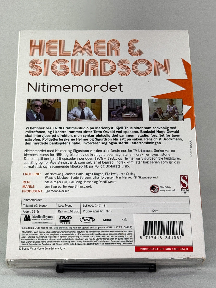 DVD-bakside til filmen Helmer & Sigurdson - Nitimemordet
Baksiden viser info, spesifikasjoner og eventuell ekstratekst – produktbilde fra nettbutikken Brukbar Film