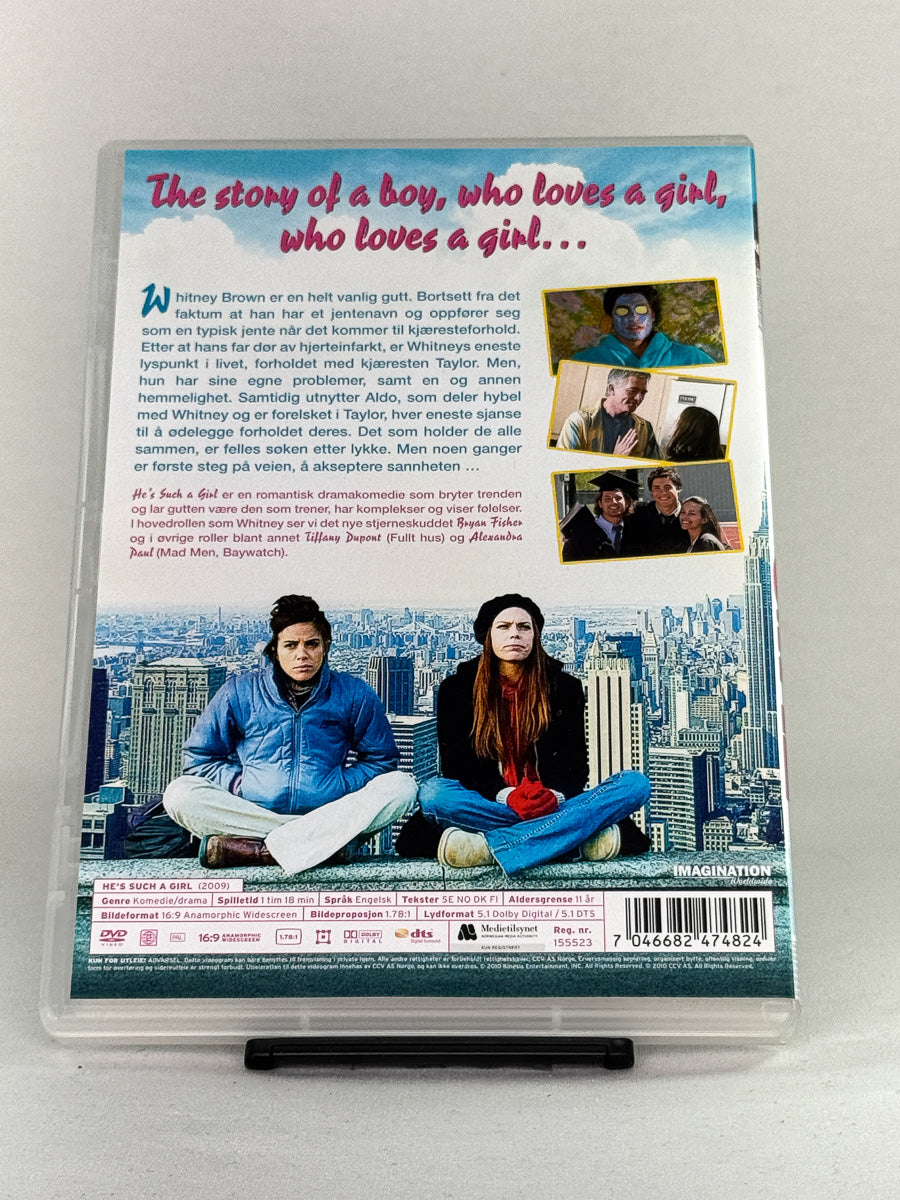 Bakside av He’s Such a Girl – moderne feelgood-film med humor og sjarm, brukt DVD fra Brukbar Film.