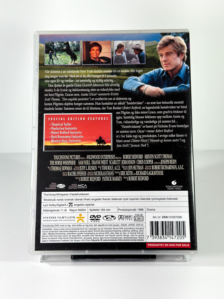 Bakside av cover til Hestehviskeren, bruktfilm på DVD hos Brukbar Film