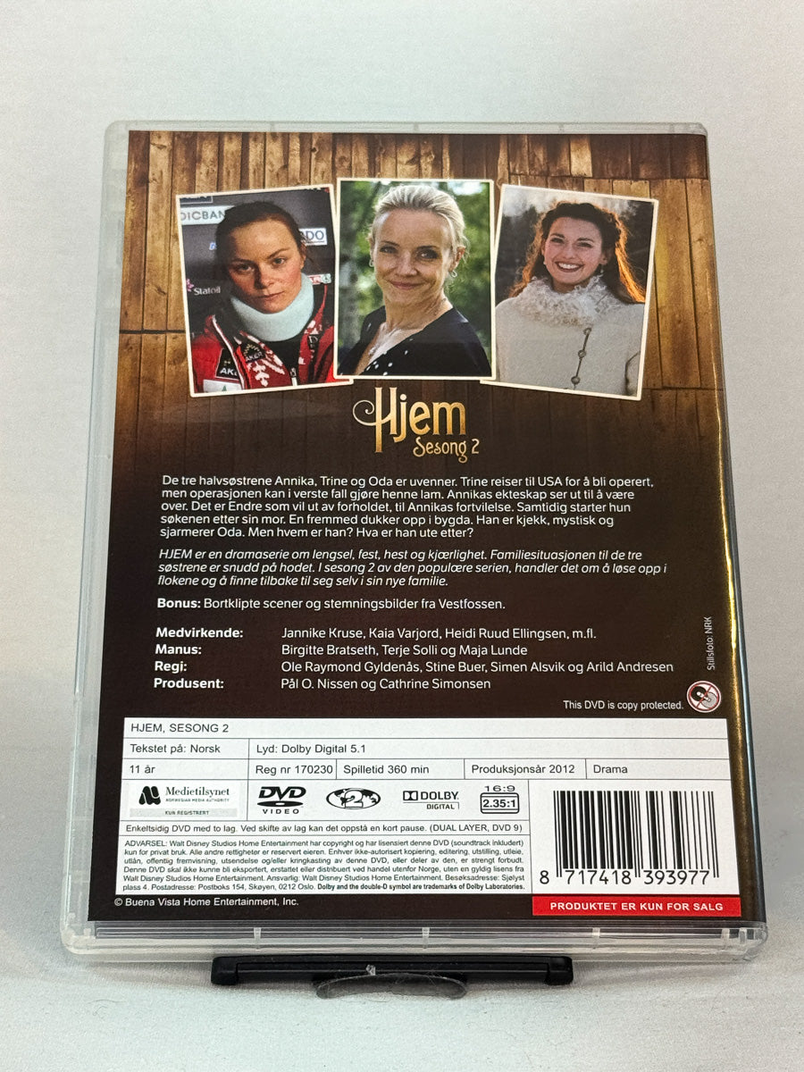 Bakside av DVD-cover til Hjem – Sesong 2 – fortsettelsen på det populære familie- og bygdedramaet fra Vestfossen, brukt originalserie på DVD hos Brukbar Film.