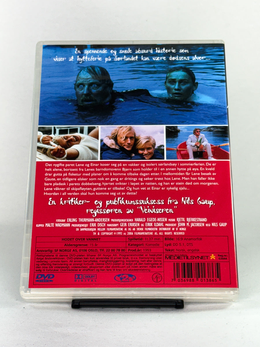 DVD-bakside til filmen Hodet over vannet
Baksiden viser info, spesifikasjoner og eventuell ekstratekst – produktbilde fra nettbutikken Brukbar Film