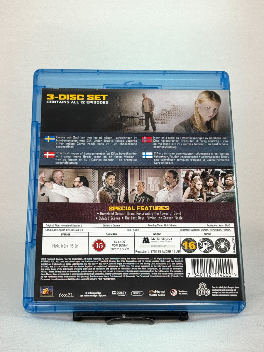 Bakside av Blu-ray-coveret til Homeland – The Complete Third Season – spesifikasjoner og bonusekstramateriale, hos Brukbar Film.