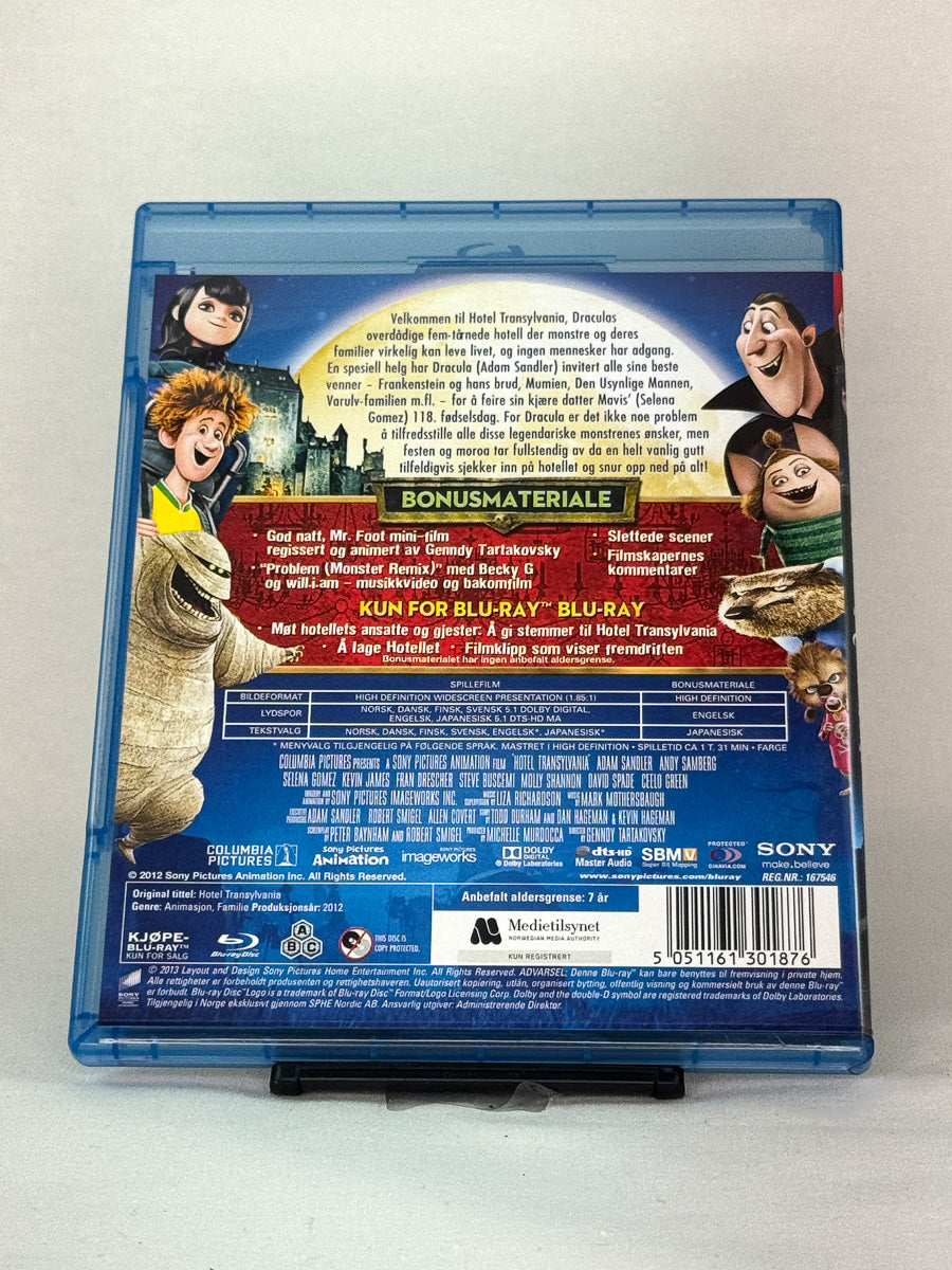 Bakside av Blu-ray-cover til Hotel Transylvania – familievennlig komedie med monstre, musikk og kaos, brukt Blu-ray-utgave tilgjengelig hos Brukbar Film.