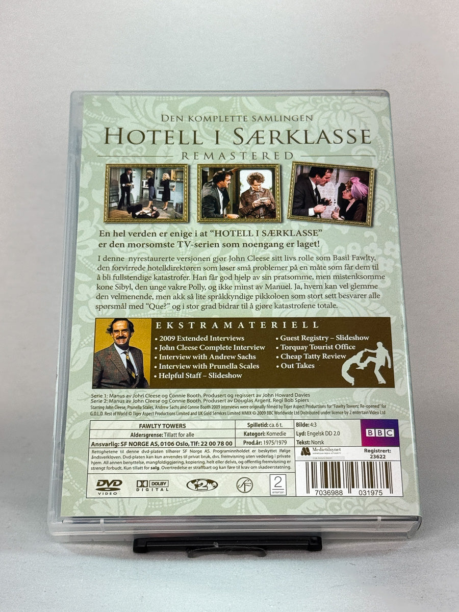 Bakside av DVD-boksen Hotell i særklasse – Fawlty Towers – komplett samling med alle episodene og bonusdisc, brukt originalutgave på DVD