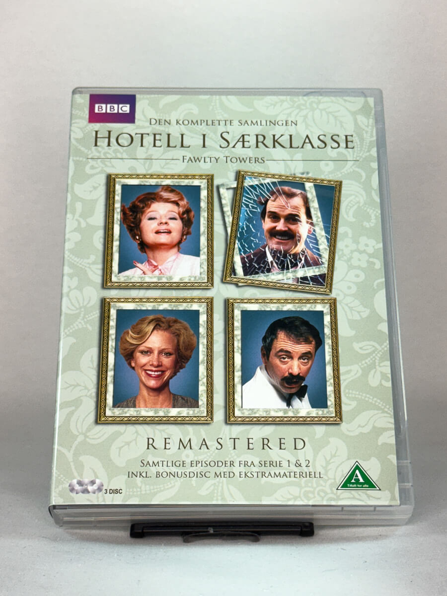Forside av DVD-boksen Hotell i særklasse – Fawlty Towers – John Cleese i britisk komedieklassiker, brukt serie på DVD fra Brukbar Film