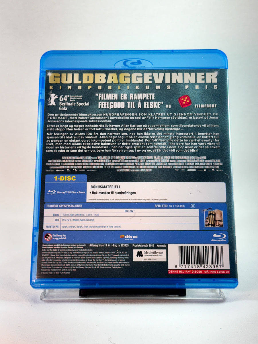 Bakside av cover til Hundreåringen som klatret ut gjennom vinduet og forsvant, brukt Blu-ray hos Brukbar Film