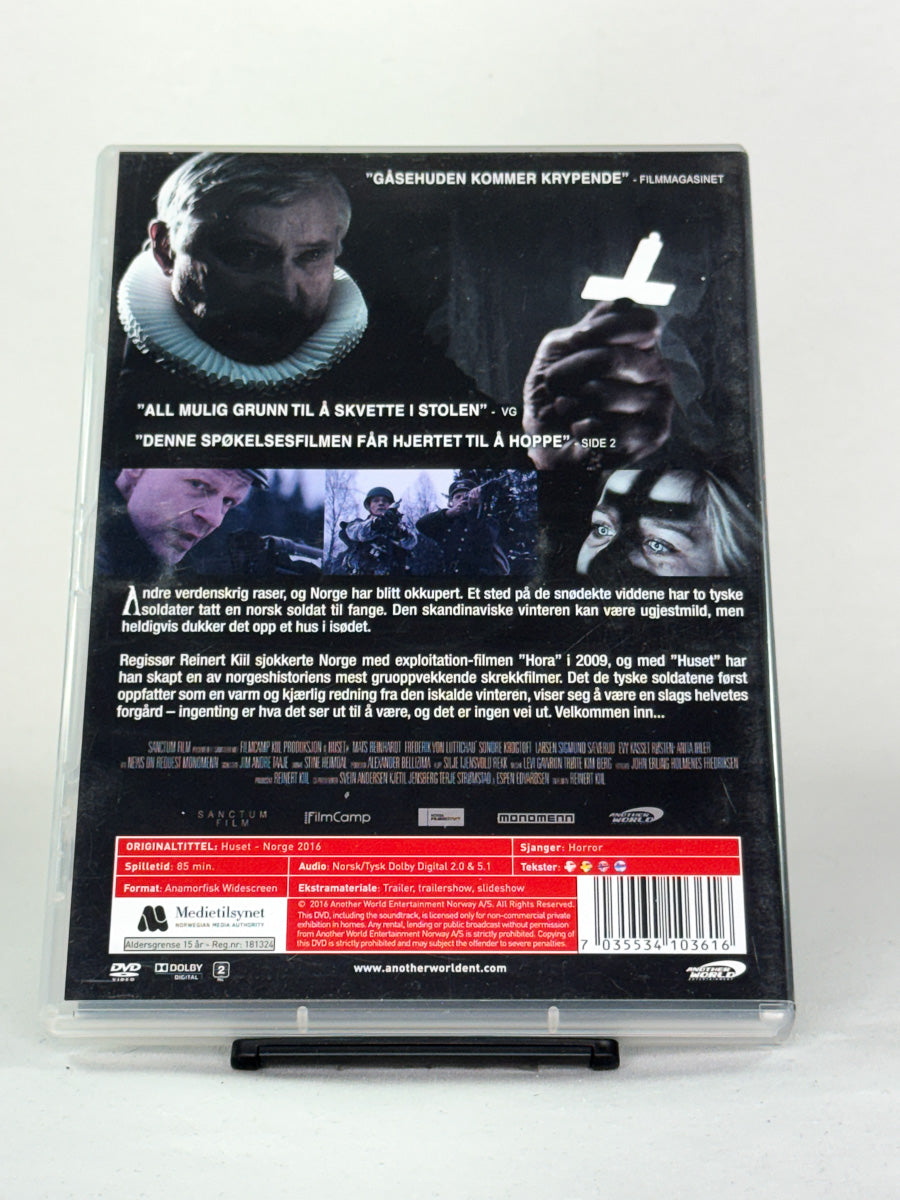 DVD-bakside til filmen Huset
Baksiden viser info, spesifikasjoner og eventuell ekstratekst – produktbilde fra nettbutikken Brukbar Film