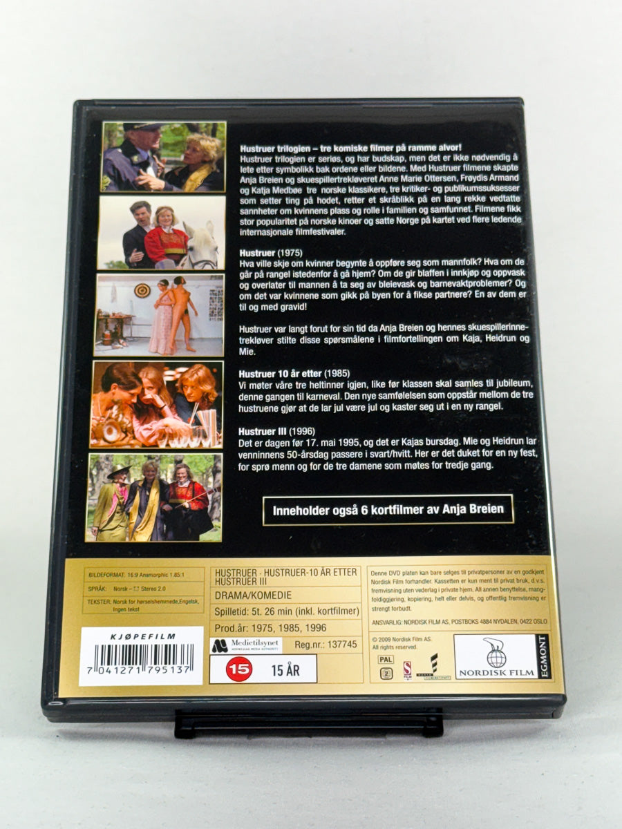DVD-bakside til filmen Hustruer Trilogi
Baksiden viser info, spesifikasjoner og eventuell ekstratekst – produktbilde fra nettbutikken Brukbar Film