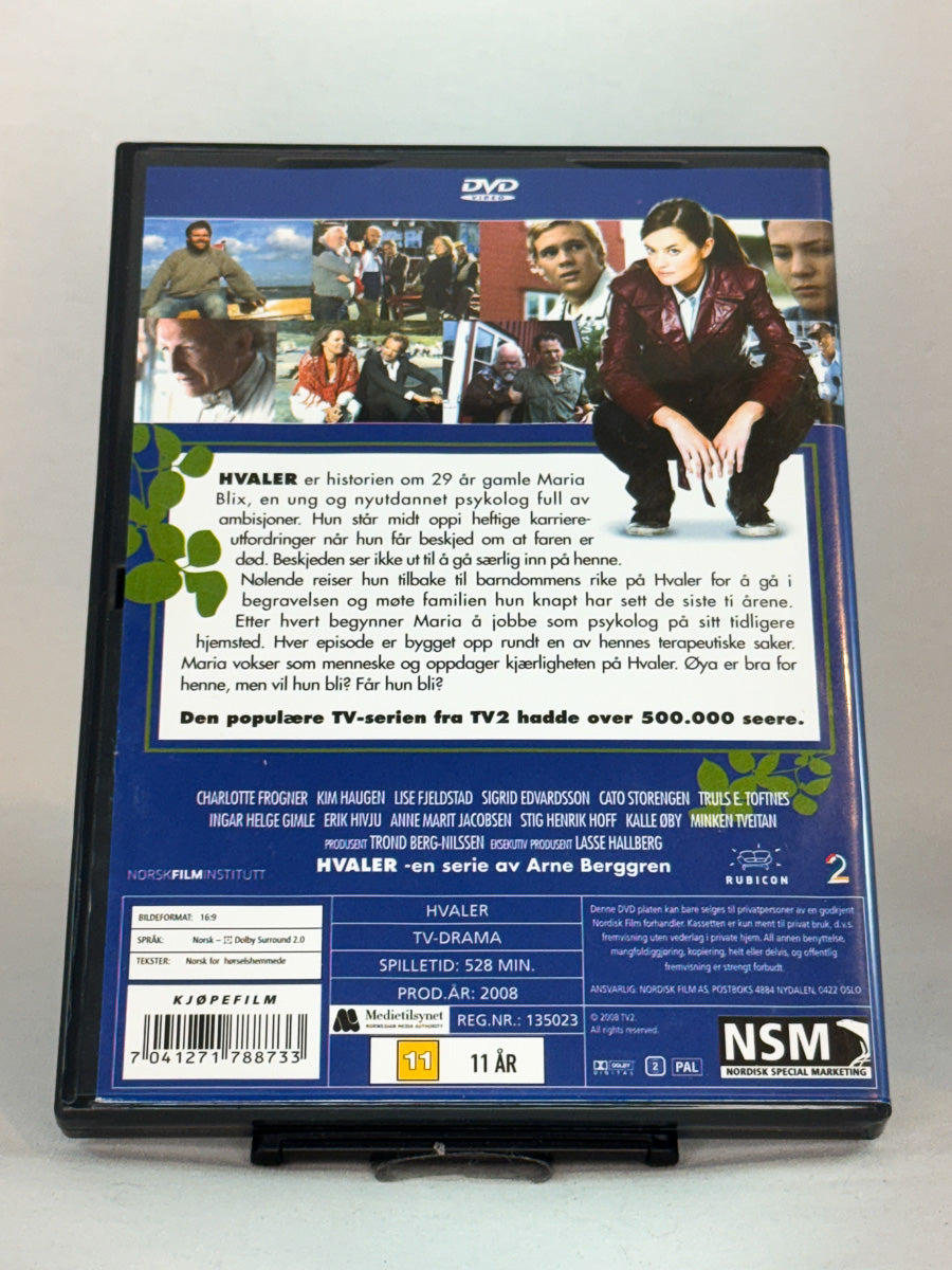 Bakside av DVD-cover til Hvaler – norsk dramaserie med Anne Marie Ottersen og Line Verndal i hovedrollene, brukt originalserie på DVD hos Brukbar Film.