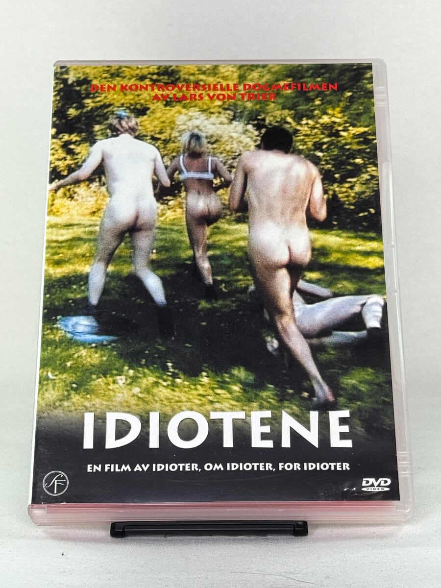 DVD-forside til filmen Idiotene
Originalt cover brukt for produktbilde i nettbutikken Brukbar Film