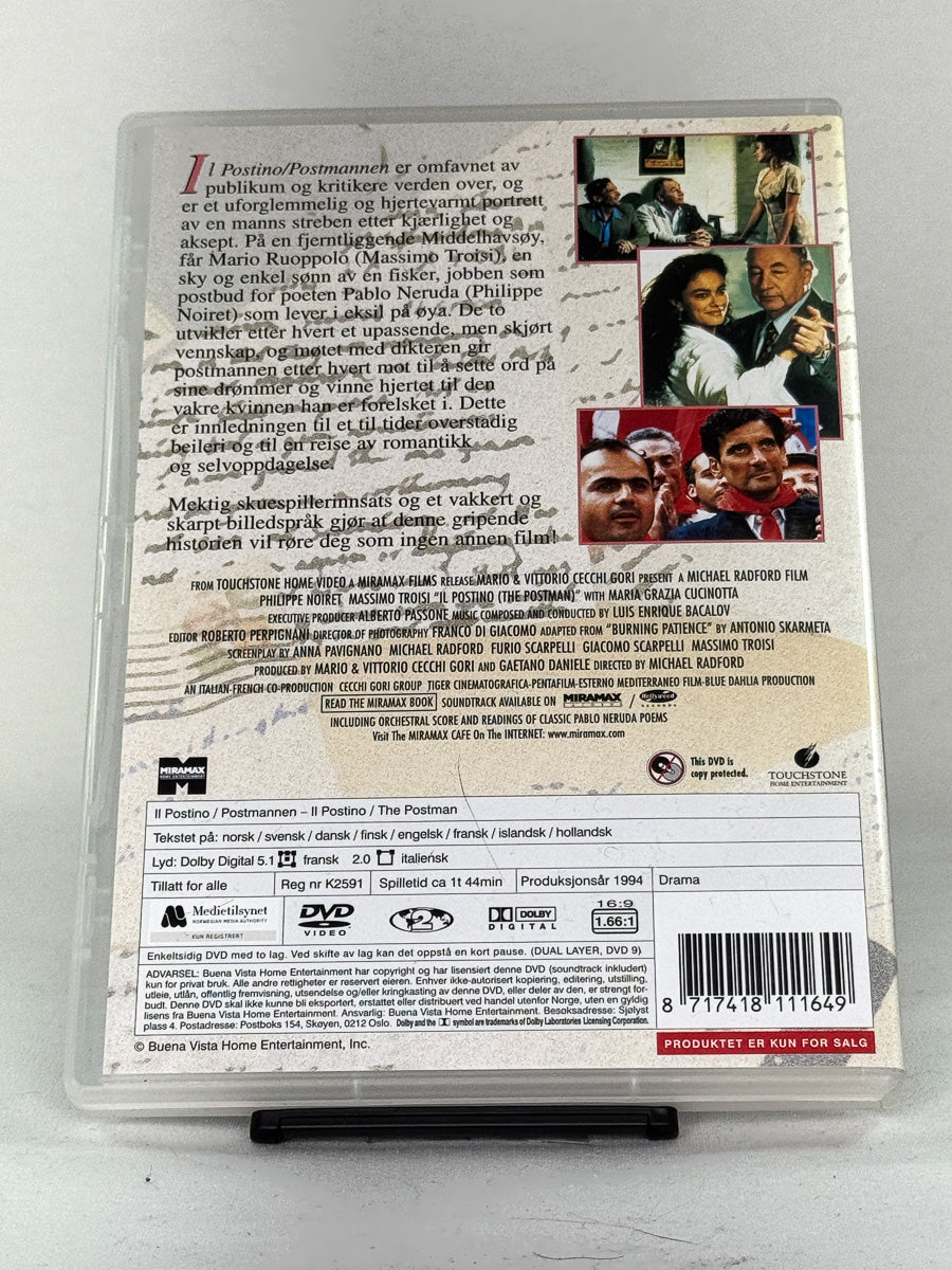 DVD-bakside til filmen Il Postino / Postmannen
Baksiden viser info, spesifikasjoner og eventuell ekstratekst – produktbilde fra nettbutikken Brukbar Film