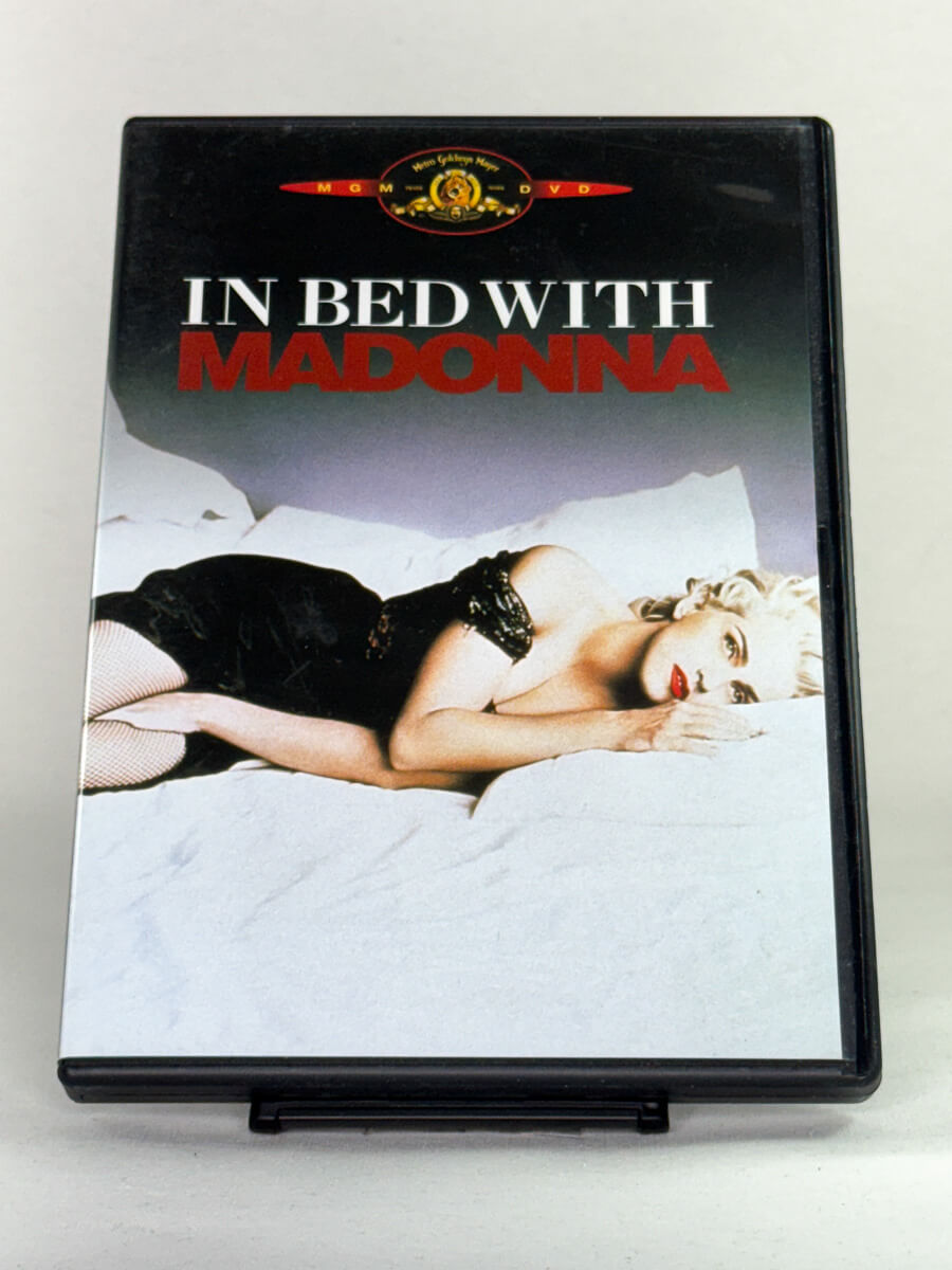 Brukt musikkdokumentar på DVD In Bed with Madonna – forside av originalt filmcover hos Brukbar Film