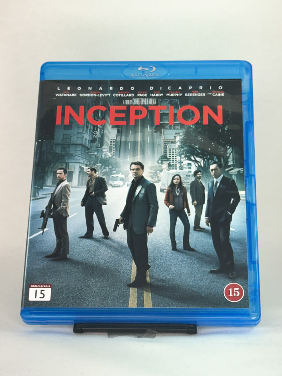 Forside av Blu-ray-cover til Inception – Christopher Nolans prisbelønte sci-fi-thriller med Leonardo DiCaprio og Marion Cotillard, brukt film hos Brukbar Film.