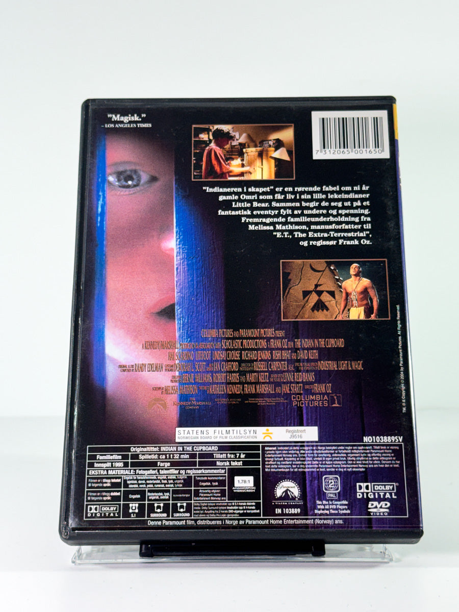 Bakside av cover til Indianeren i skapet, bruktfilm på DVD hos Brukbar Film